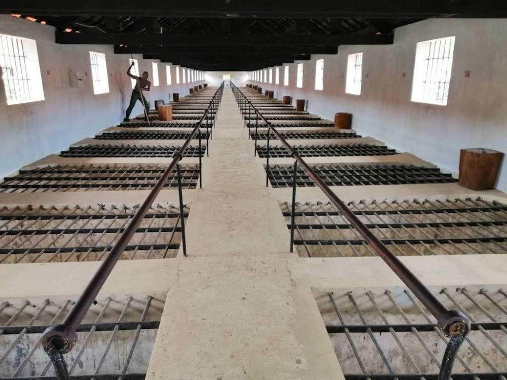 Di t&iacute;ch Chuồng Cọp Ph&aacute;p ở Nh&agrave; T&ugrave; C&ocirc;n Đảo (Du lịch C&ocirc;n Đảo 360&deg;)